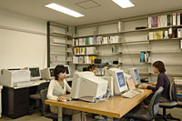 08 法学類図書室 検索用情報端末コーナー